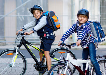 两个男孩骑自行车到学校。