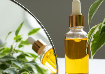 一瓶维生素E油，为皮肤和头发滋养，是在化妆镜旁边。