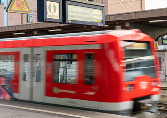 世界上第一个无人驾驶火车到达汉堡的Bergedorf Station。