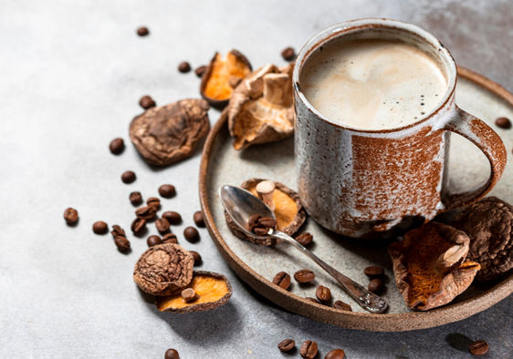 一杯蘑菇咖啡，卷发和健康的超级食物。